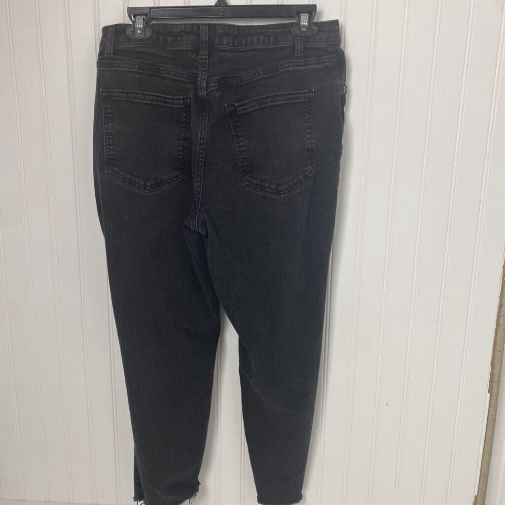 DISTRESSED DENIM JEANS