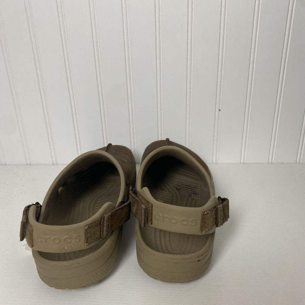 LEATHER TRIMMED CROCS