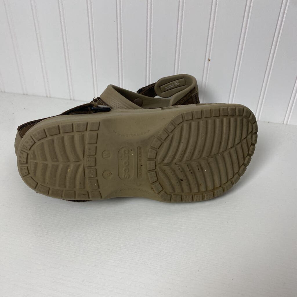 LEATHER TRIMMED CROCS
