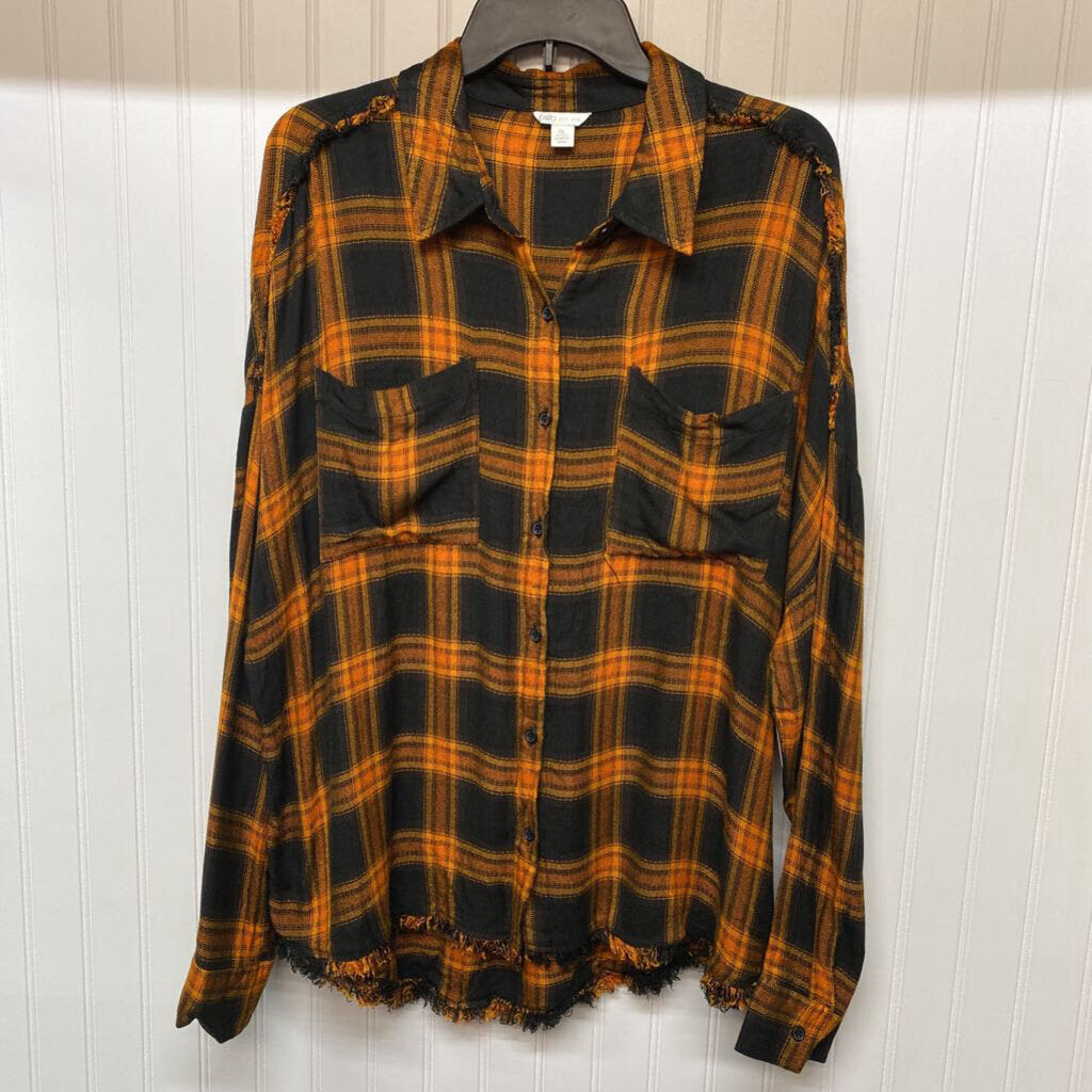 LADIES PLAID BUTTON UP