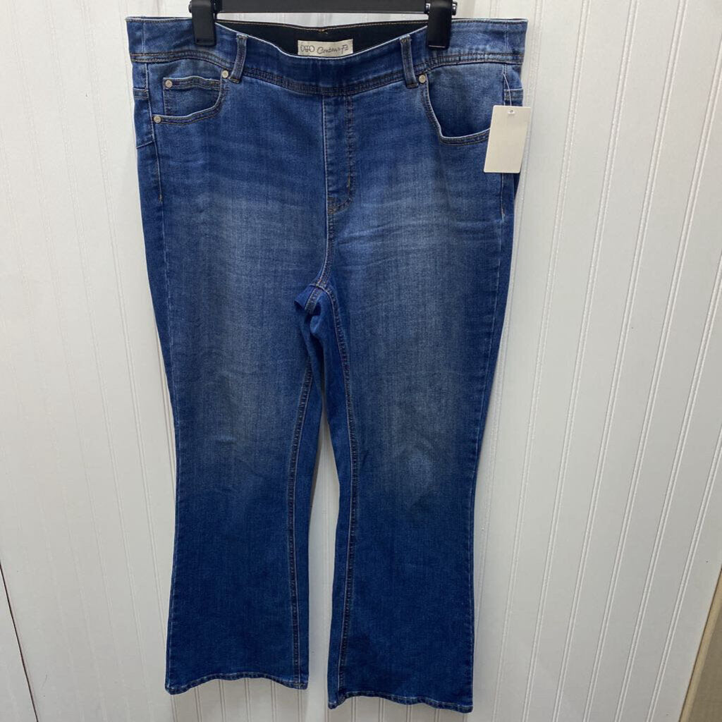 FLAT FRONT BOOT CUT JEANS