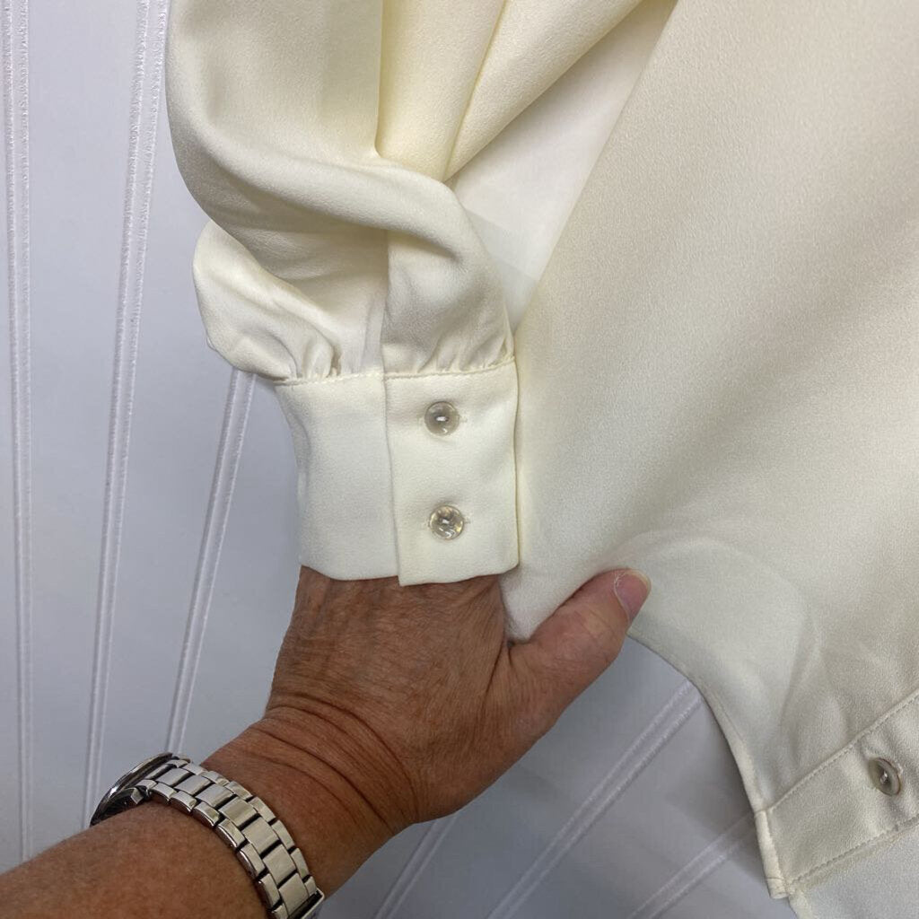 *BUTTON UP AND RUFFLE COLLAR RUFFLE ON BUTTONSAND