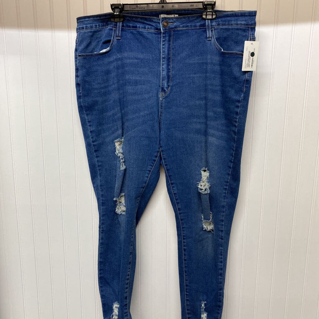 *CURVY DISTRESSED DENIM