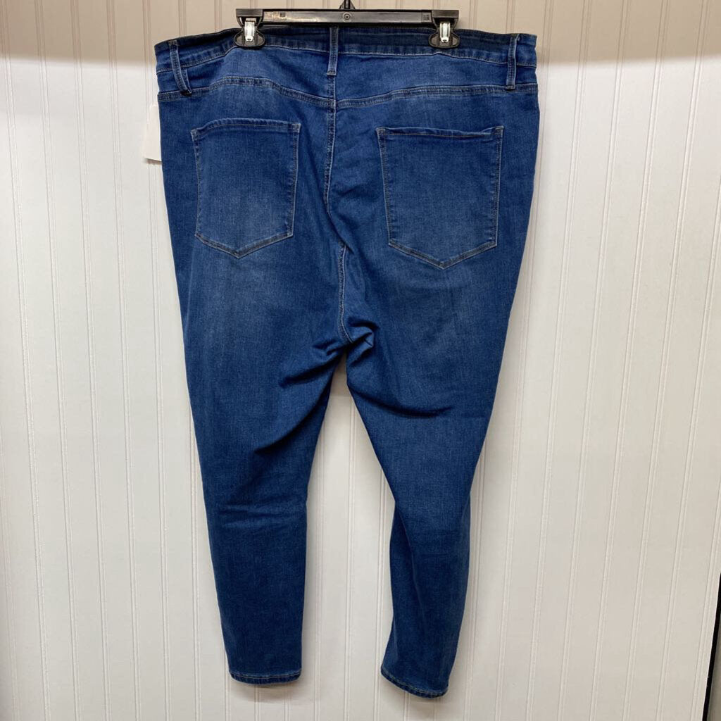 *CURVY DISTRESSED DENIM