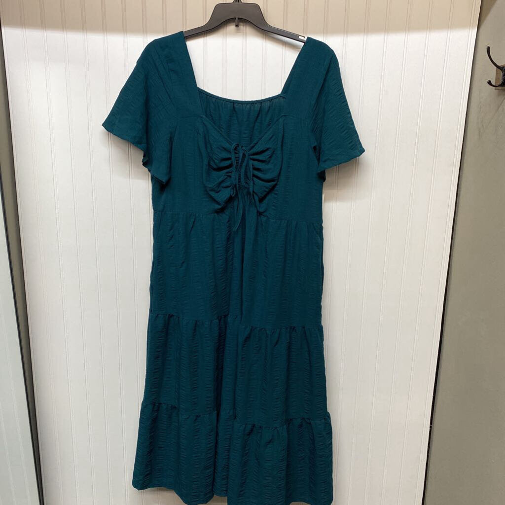 *S/S BASIC LONG TIERED DRESS WITH TIE AT CHESTWITH DAISY PATTERN