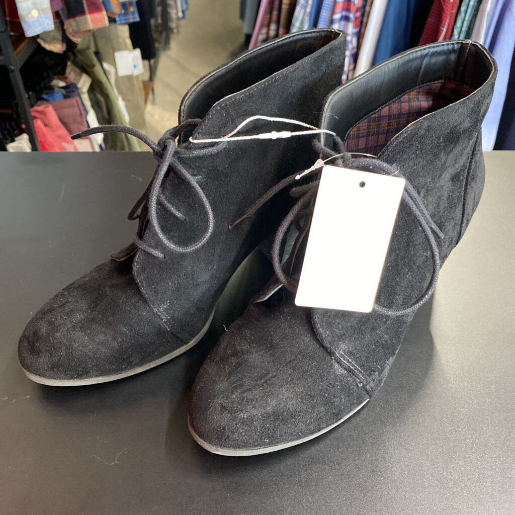 *BLACK FAUX SEUDE LACE UP HEELED ANKLE BOOTIES