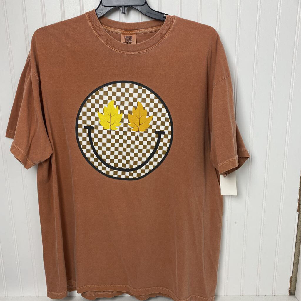 *GRAPHIC TEE "SMILEY FACE WITH LEAVES AS EYES"