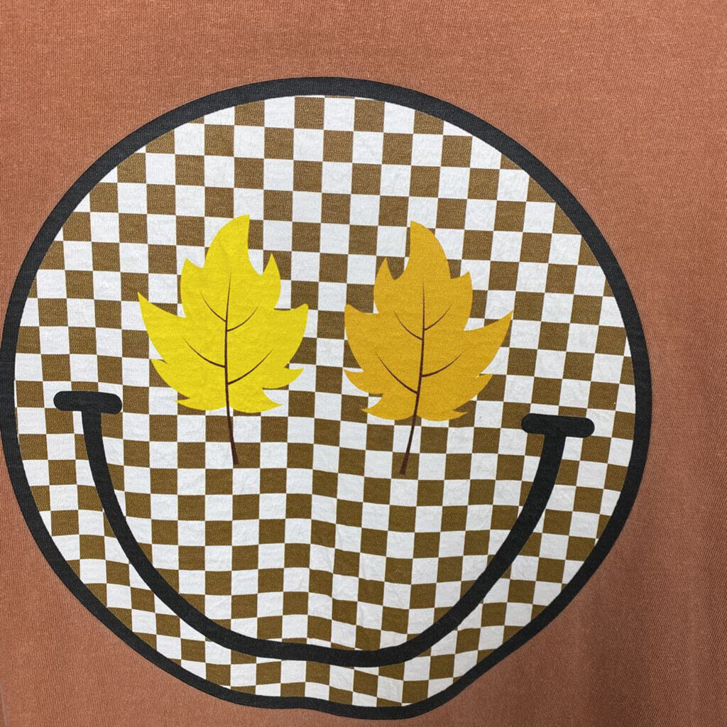 *GRAPHIC TEE "SMILEY FACE WITH LEAVES AS EYES"