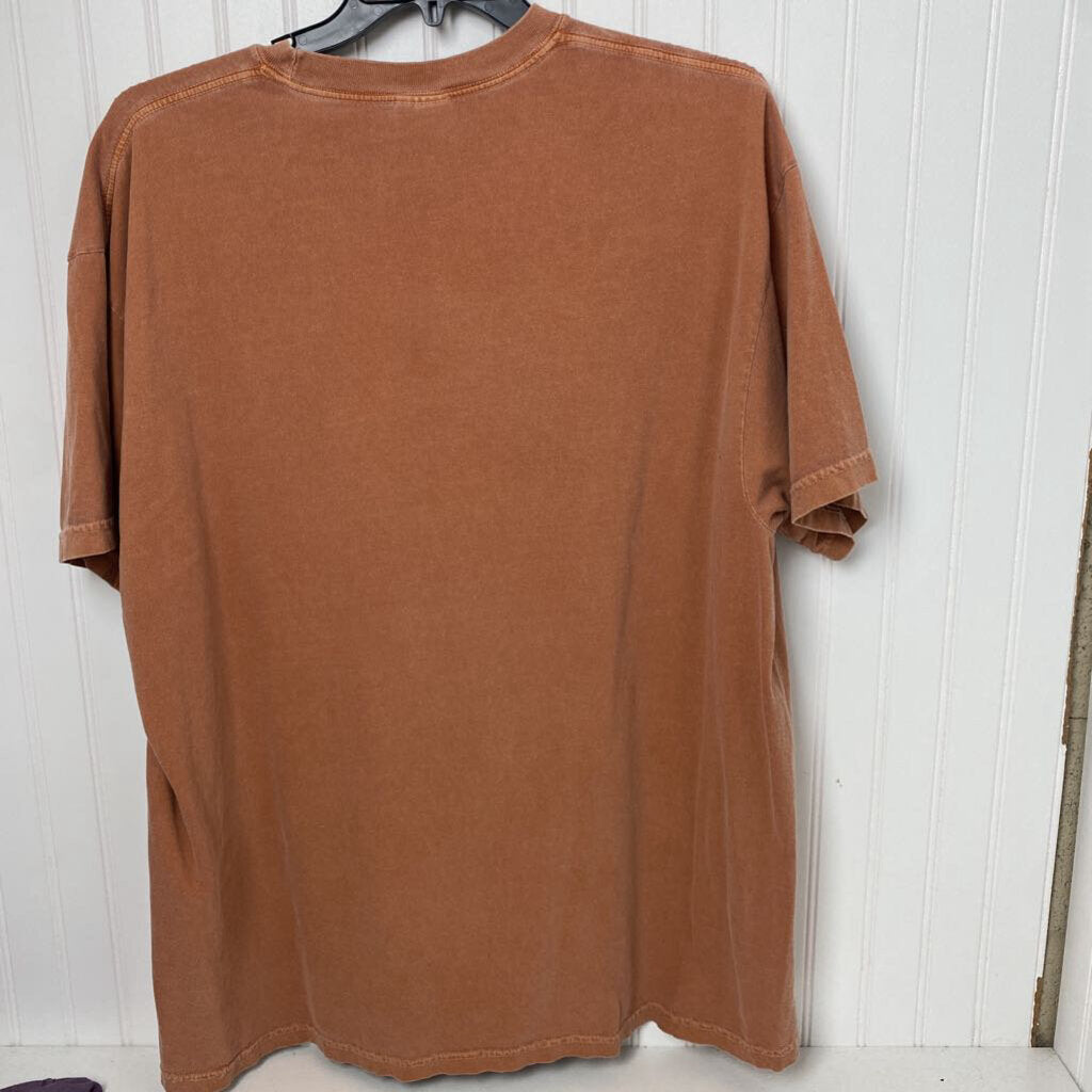 *GRAPHIC TEE "SMILEY FACE WITH LEAVES AS EYES"